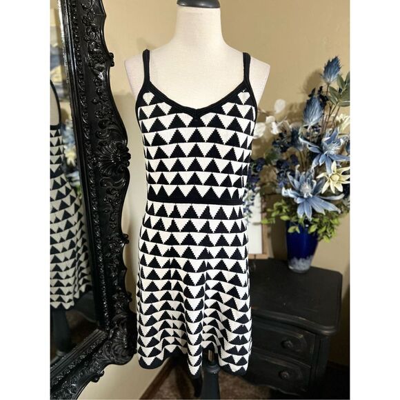Trina Trina Turk Houndstooth Sleeveless Sweater Dress Size Small - Picture 1 of 3